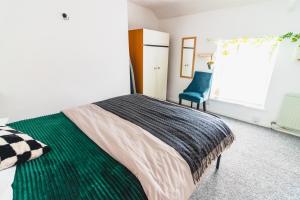Tempat tidur dalam kamar di A Perfect 1BD Getaway in Aberdare, South Wales