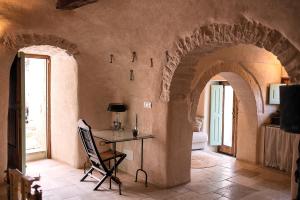 una habitación con una mesa con una silla. en Trulli JaJa, en Alberobello