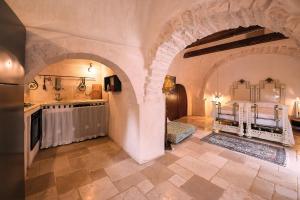 cocina con arco y mesa en una habitación en Trulli JaJa, en Alberobello