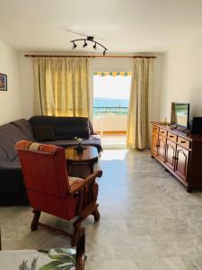 een woonkamer met een bank en een tafel bij Apartamento La cala 2 in Cala del Moral