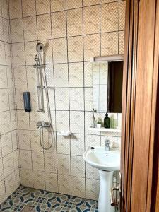 A bathroom at Appart 2 Ch Nkomo