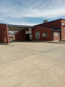 un aparcamiento vacío frente a un edificio de ladrillo en Econo lodge Kennett, en Kennett