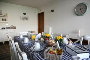 uma mesa com uma toalha de mesa azul e branca xadrez em La Corte di Nonna Gemma - Holiday Home em Delebio