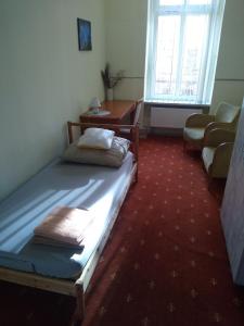 Pokój z 2 łóżkami, stołem i krzesłem w obiekcie Hostel Kwadrans w mieście Gliwice