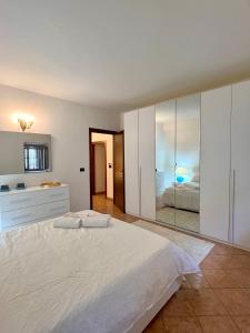 Habitación blanca con cama y espejo en Vigna Rossa, en Bollengo