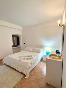 Dormitorio blanco con cama y mesa en Vigna Rossa, en Bollengo