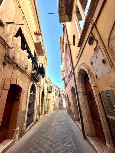 an empty street in an alley between two buildings at La casa di Stella in Isernia