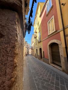 an empty street in a city with buildings at La casa di Stella in Isernia