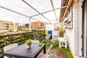 Apartamento con patio y balcón con mesa y sillas. en Ognina view house, en Catania
