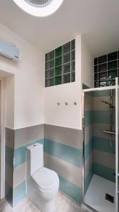 e bagno con servizi igienici e doccia. di Thomas' House ad Alghero