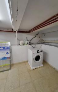 eine Waschküche mit Waschmaschine in der Unterkunft Haus Mundo La Marina Urbanisation in San Fulgencio