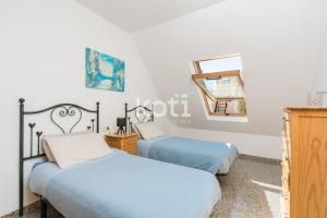 Łóżko lub łóżka w pokoju w obiekcie Koti Rentals - Ático Gamycol
