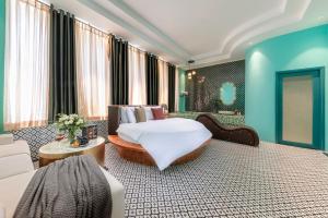 een hotelkamer met een bed en een bank bij Secret Garden Hotel in Ho Chi Minh-stad