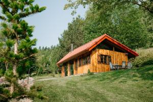 une cabane en rondins au milieu d'une forêt dans l'établissement COOLna, à Metylovice