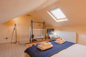 - une chambre avec un lit et 2 serviettes dans l'établissement Well located 3 bedroom home in central Chester with Parking, à Chester