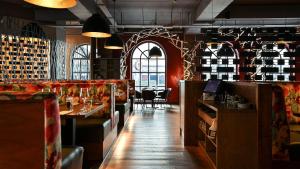 un restaurant avec un bar et une salle à manger dans l'établissement Midlands Park Hotel, à Portlaoise