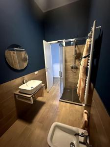 uma casa de banho azul com um lavatório e um chuveiro em Casa Vacanza Mondello em Palermo
