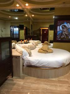 pokój z trzema łóżkami, na których są misie w obiekcie Hostal Avenida Andalucia - Solo Adultos w Sewilli +244 zdjęcia
