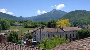 uma vista para uma cidade com montanhas ao fundo em L'Arénoulat em Aspet