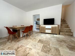 キュエールにあるDomaine du Dauphin - Villa Hyères Toulon (Var)のリビングルーム(テーブル、テレビ付)、