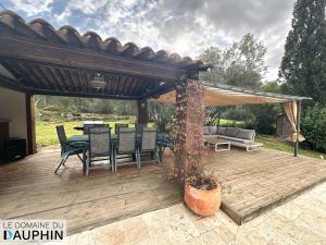キュエールにあるDomaine du Dauphin - Villa Hyères Toulon (Var)の木製デッキ(テーブル、椅子付)