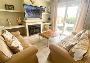 - un salon avec un canapé, une table et une télévision dans l'établissement CostaBlancaDreams Dinamarca in AlteaAltea Hills, à Altea
