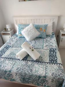 ein Bett mit zwei Handtüchern und Kissen darauf in der Unterkunft TimeOut 2 in Yzerfontein + 41 Fotos