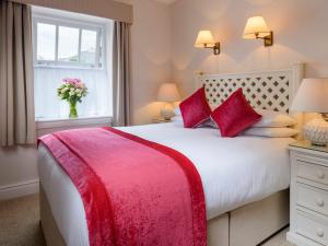 Letto o letti in una camera di Dingle Benners Hotel