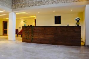 een lobby met een houten muur in een kamer bij La Shayok Resort in Nubra