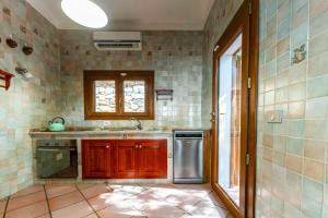 uma cozinha com um lavatório e uma máquina de lavar louça em Grande Villa Golfo degli Angeli em Torre delle Stelle