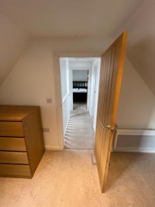 een zolderkamer met een open deur en een hal bij Alt-Na-Slat Cottage in Invergarry +5 foto's