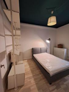Habitación pequeña con cama y escalera en ROCK&WHITE en Génova