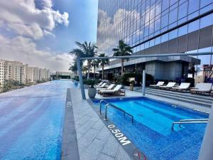 duży basen na boku budynku w obiekcie Luxury Studio in High Floor Full Sea View in The Palm Tower Plam Jumeirah w Dubaju