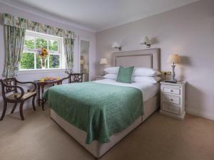 Letto o letti in una camera di Dingle Benners Hotel