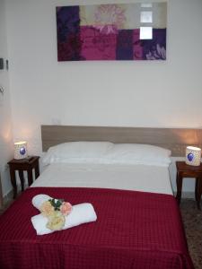 ガリポリにあるB&B Mare Bluのベッドルーム1室(タオル2枚、キャンドル2本付)