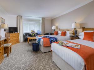 丁格爾的住宿－丁格貝納爾斯酒店，酒店客房设有两张床和电视。
