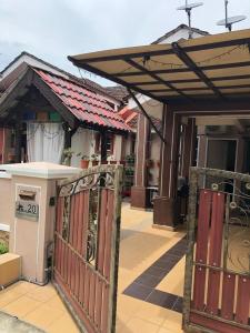 een toegang tot een huis met een open poort bij zam homestay kulim perdana hitech utk Msliim shj in Kulim