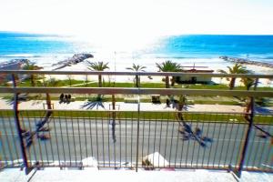 Un balcón con vista a la playa y al océano. en Aurelia 158, en Andora