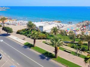 Una vista aérea de una playa con palmeras y el océano. en Aurelia 158, en Andora