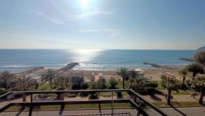 Una vista del océano desde el balcón de un resort. en Aurelia 158, en Andora 10 fotos más