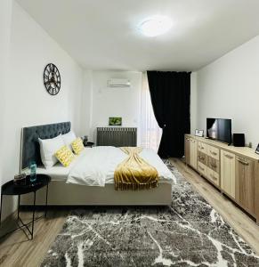 - une chambre avec un grand lit et une télévision dans l'établissement Panoramic Sunrise near IULIUS MALL by cityZen Suites, à Iaşi