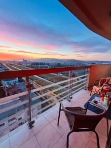 - un balcon avec une table et des chaises dans un bâtiment dans l'établissement Panoramic Sunrise near IULIUS MALL by cityZen Suites, à Iaşi