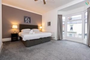 Un dormitorio con una cama y una ventana grande. en Pine House, en Stockton-on-Tees