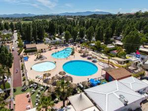 een uitzicht over een zwembad in een resort bij Mobile-Home Le Mimosa Camping SIBLU**** in Fréjus