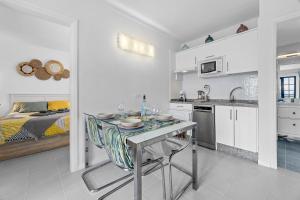 a kitchen and living room with a table and a bed at Apartamento Perla Atalaya in Puerto del Carmen