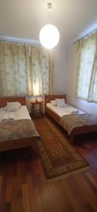 - une chambre avec deux lits et une lampe dans l'établissement Pokoje Kwaskowa Góra 24, à Kazimierz Dolny