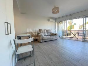 een woonkamer met een bank en een tafel bij Estudio reformado en zona Regueral 123A - INMO22 in Cambrils