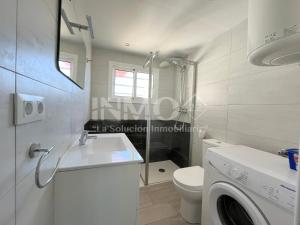 een badkamer met een wastafel en een wasmachine bij Estudio reformado en zona Regueral 123A - INMO22 in Cambrils