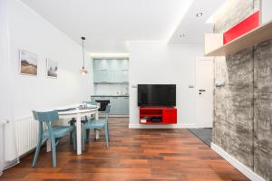 格但斯克的住宿－Krynicka 2 by Homeprime，厨房以及带桌椅的用餐室。