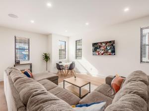 a living room with a couch and a table at Modern Luxury 4BR 3 5BA Oasis in Historic Old Town East PD in Columbus
